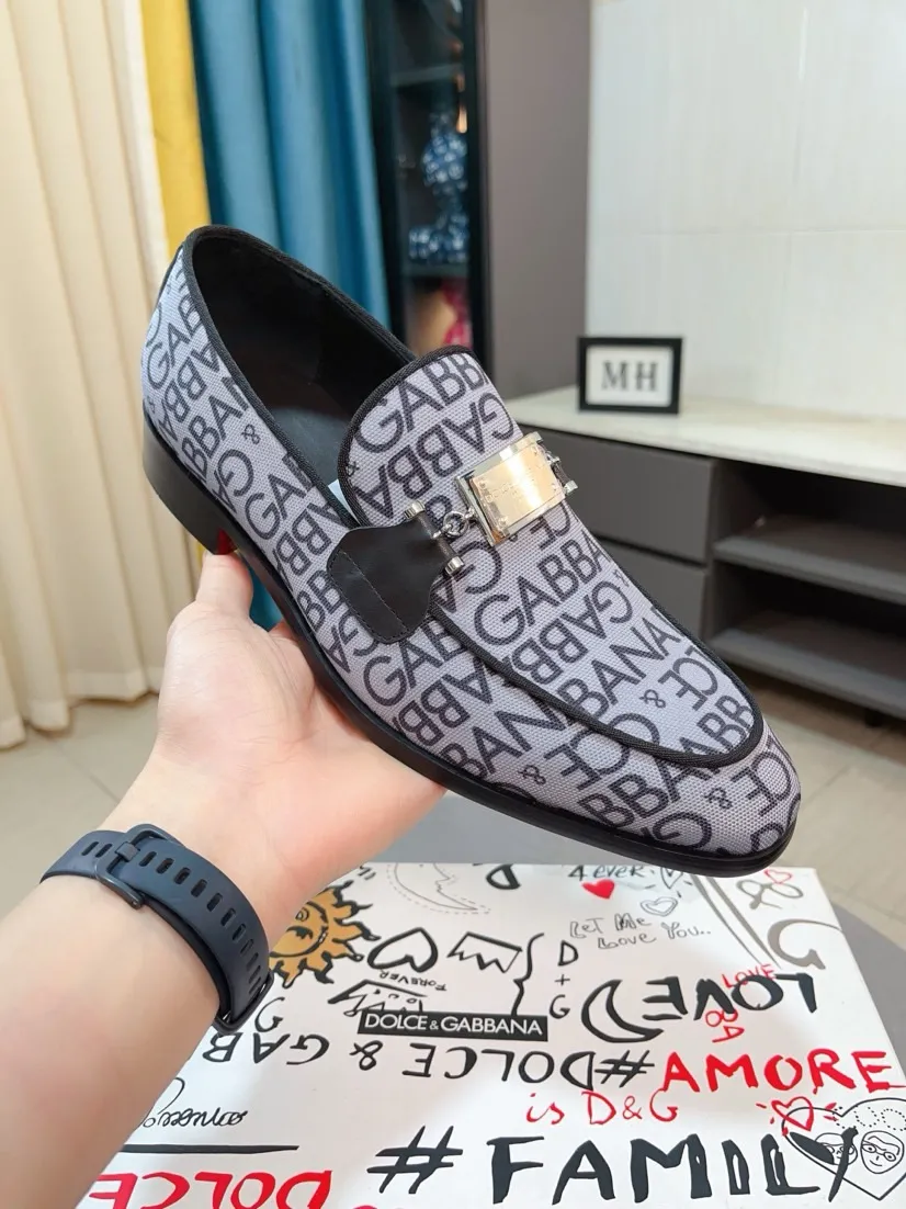 Men's shoes 💰540🌸🌸 [DG Dolce & Gabbana] High-end customized leather shoes. The upper is made of imported calf leather. Original hardware. I believe you will be impressed from the first time you see it. The avant-garde atmosphere can no longer fully interpret its elegance. AAA grade rubber outsole is super comfortable. The original cover last of the counter ensures its original version and quality. The upper is simple and the cowhide lining ensures its comfort and breathability. A pair of truly good shoes has its own unique soul, famous quality, and the first choice for successful people. Regular size 38-44 (45 customized)